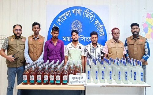 ময়মনসিংহে ১০০ বোতল ভারতীয় মদ ও প্রাইভেটকারসহ গ্রেপ্তার ৩ 
